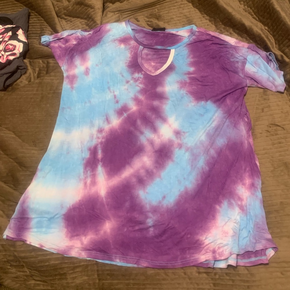 Tie dye key hole tee shirt